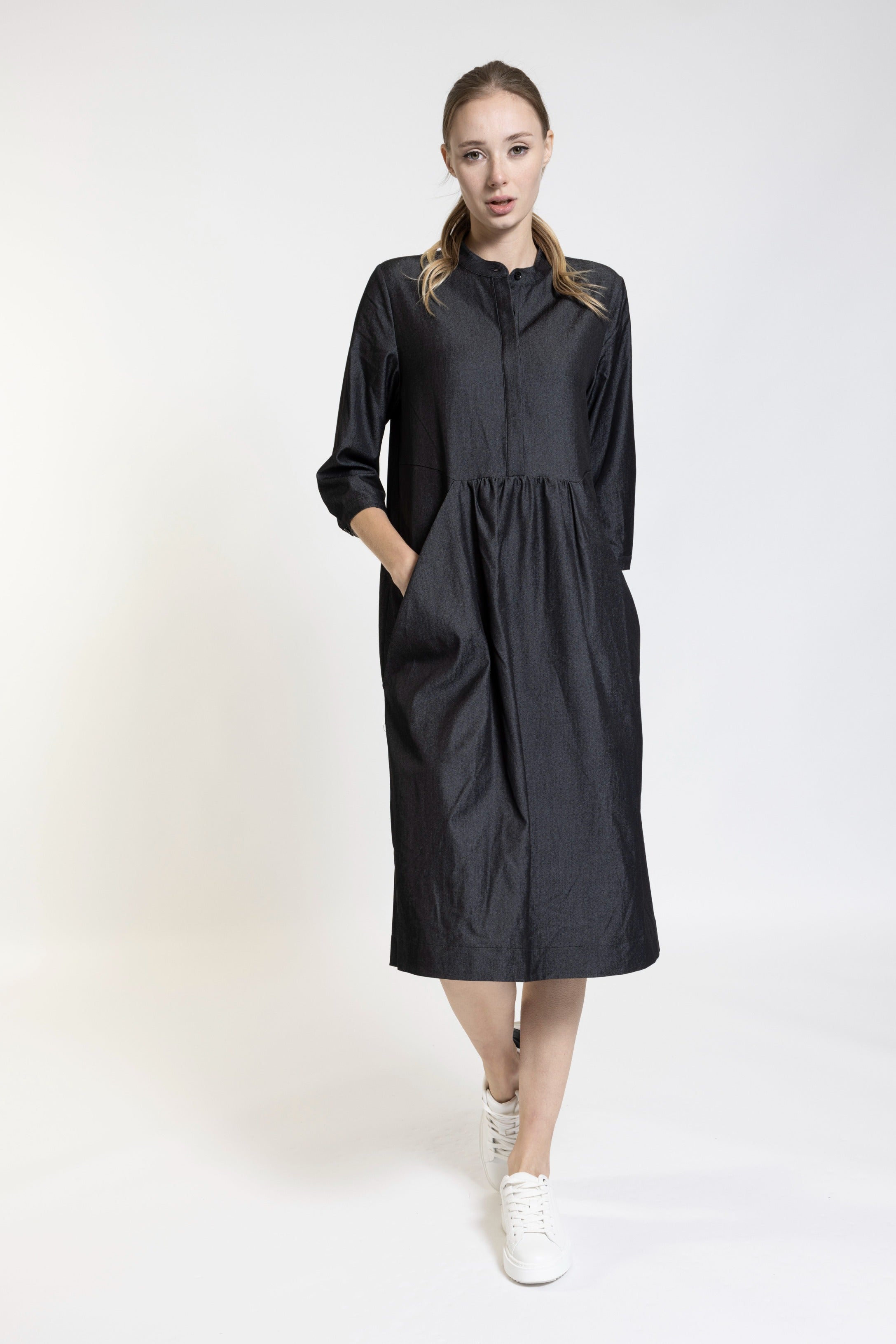 Black Losse Dress With Gathered Waist